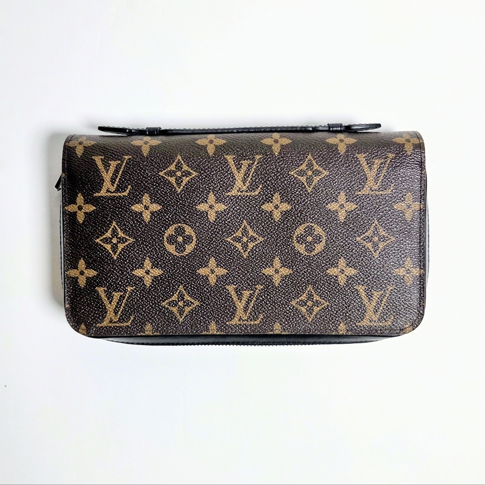 LOUIS VUITTON Zippy Organizer in Monogram Canvas